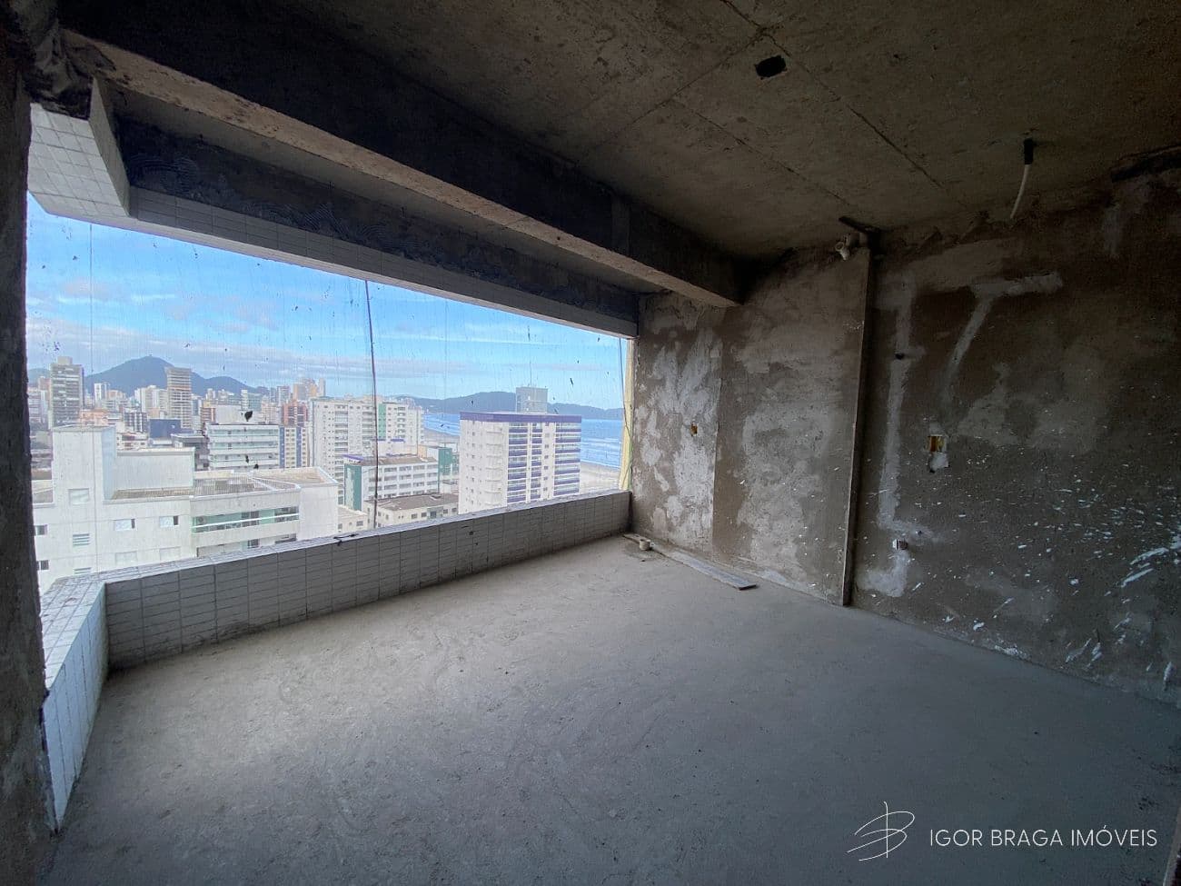 BELÍSSIMO APARTAMENTO, À 50M DO MAR E LAZER COMPLETO — foto 1