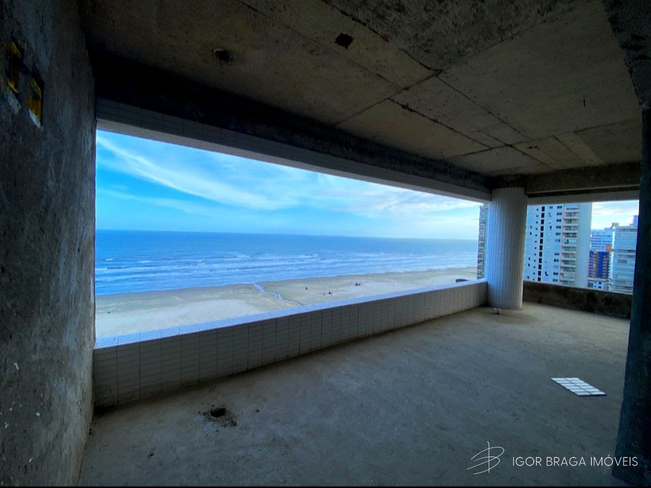 BELÍSSIMO APARTAMENTO, À 50m DO MAR E LAZER COMPLETO — foto 1