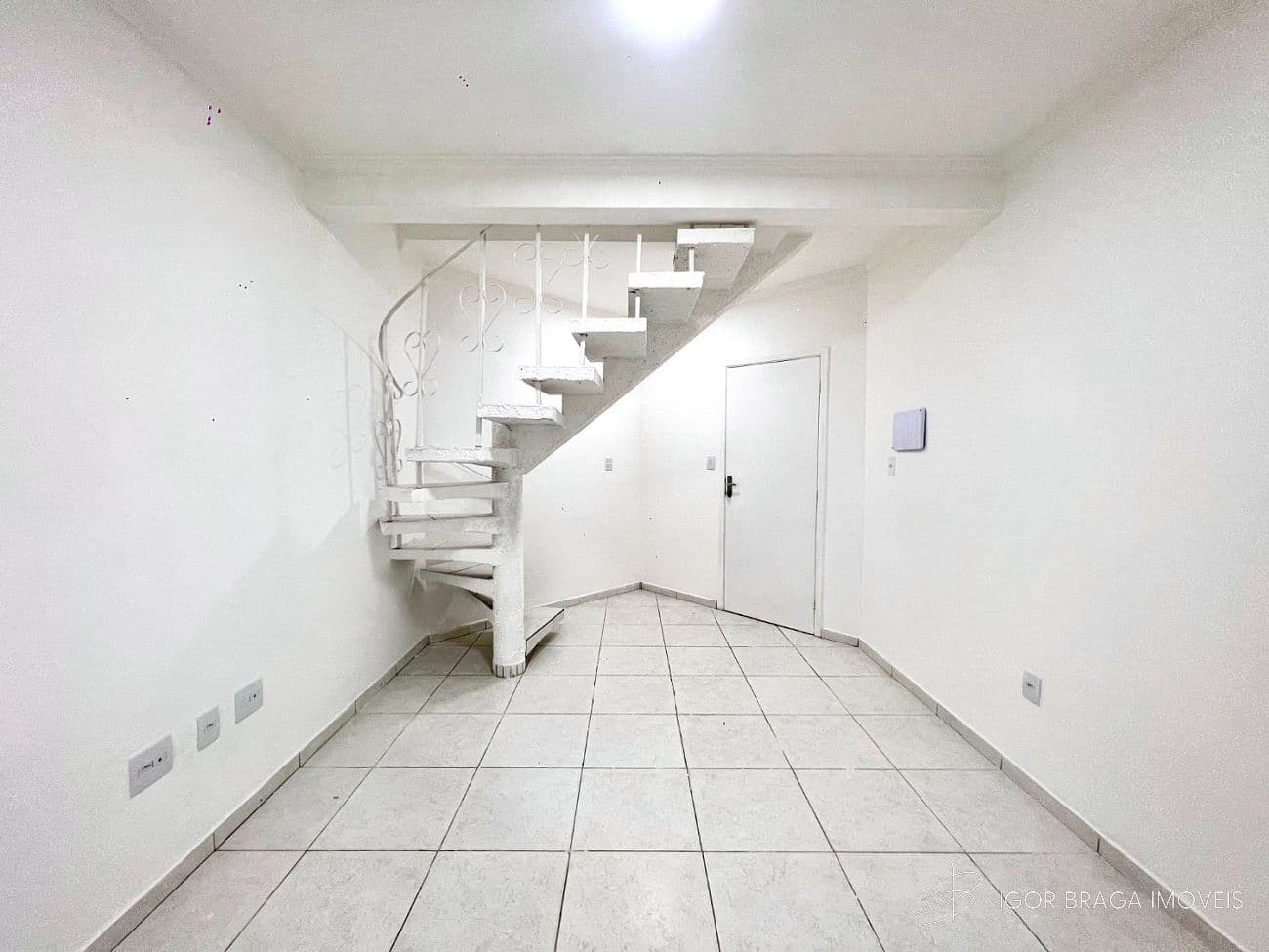 EXCELENTE CASA EM CONDOMÍNIO, FINO ACABAMENTO E À 450M DO MAR — foto 1