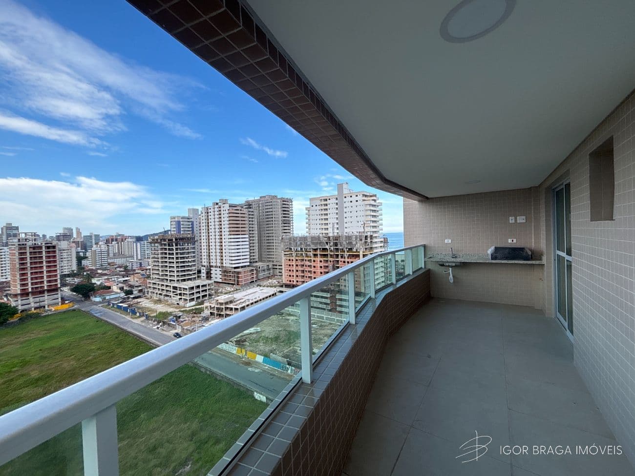 BELÍSSIMO APARTAMENTO, À 200m DO MAR E LAZER COMPLETO — foto 1