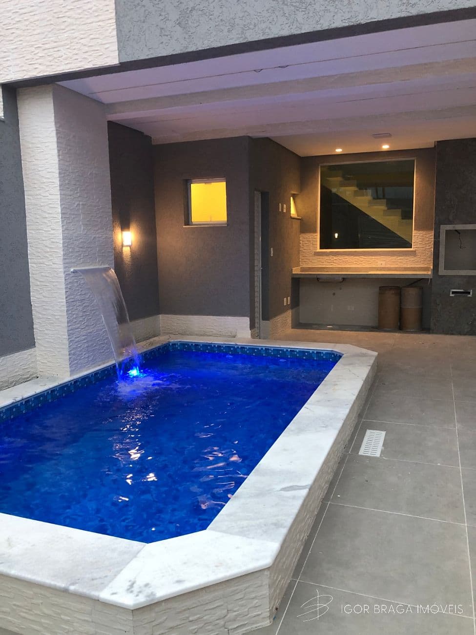 EXCELENTE SOBRADO NOVO, FINO ACABAMENTO E À 500M DO MAR — foto 1