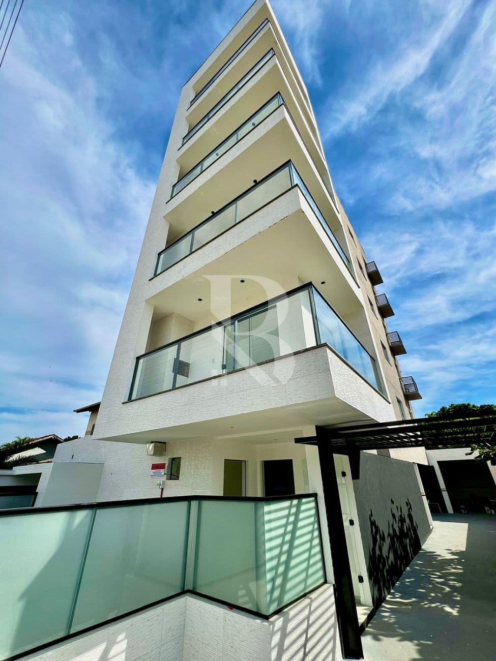 Com 3 quartos, 1 por andar. Apartamento a venda Balneário Piçarras SC — foto 1