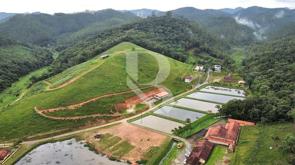Com casas, lagos, área de festas. — foto 1