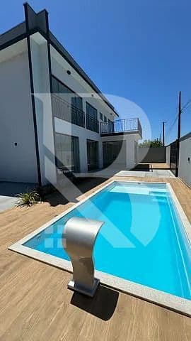 Com piscina e 4 quartos — foto 1
