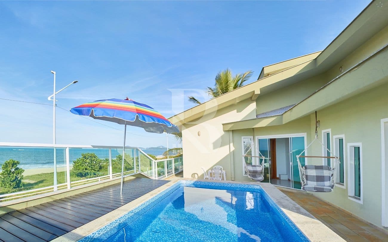 Com 4 quartos. Casa a venda frente mar em Balneário Piçarras. — foto 1