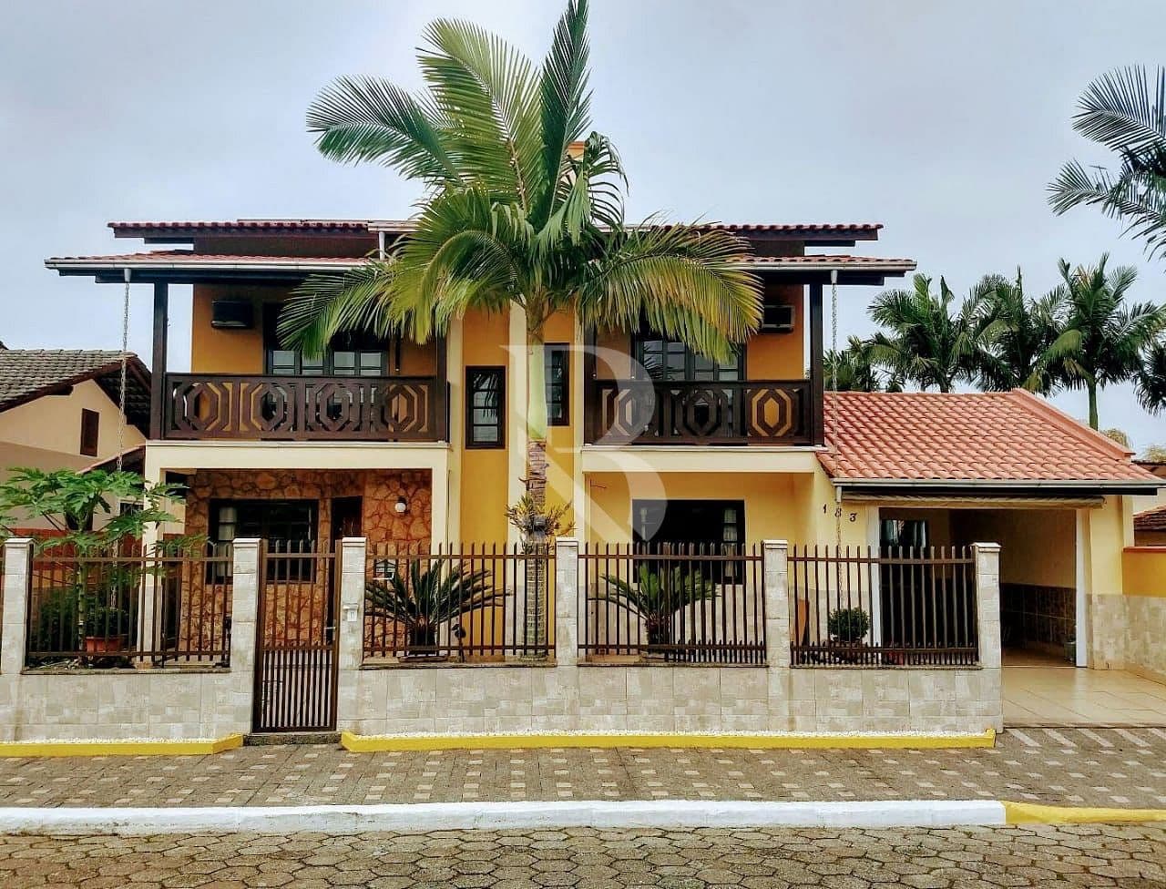 Com 5 quartos. Casa a venda em Balneário Piçarras — foto 1