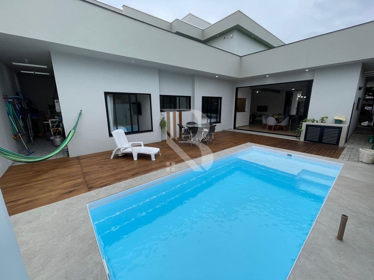 Com 4 quartos. Casa a venda em Balneário Piçarras SC. — foto 1