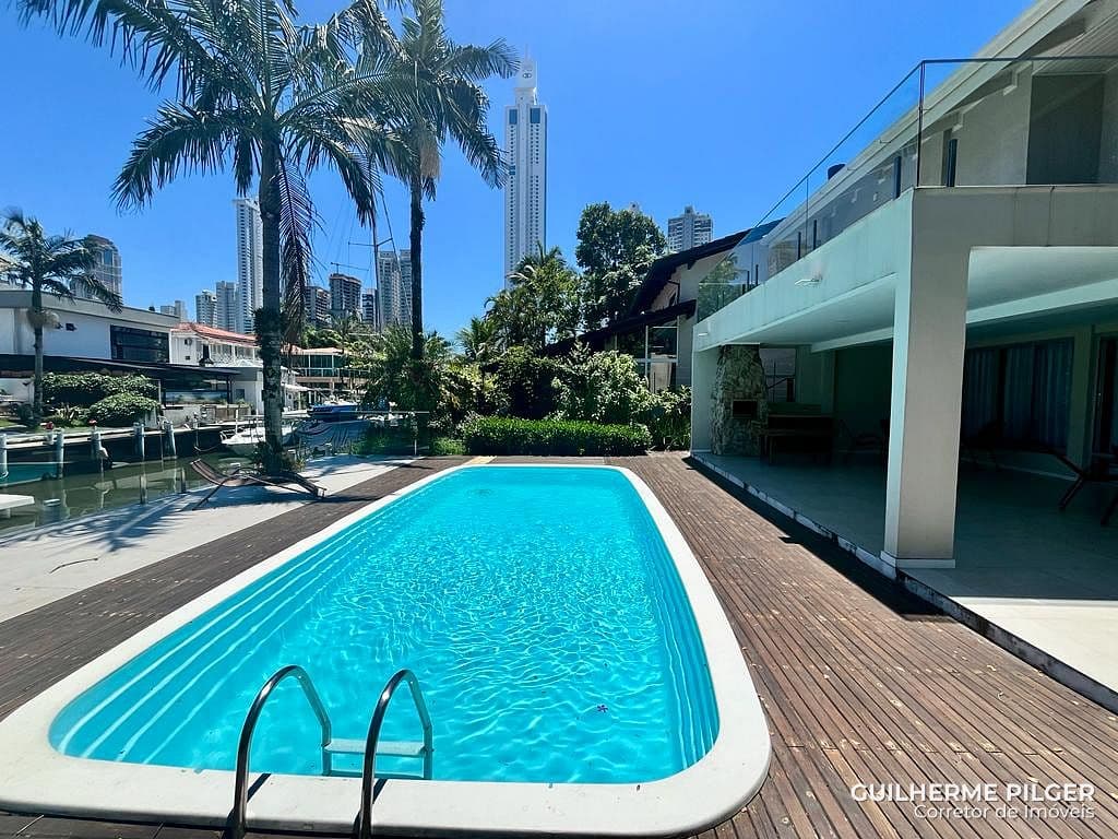 Casa com píer e vaga náutica mobiliada no Condomínio Marina Camboriú em Balneário Camboriú — foto 1