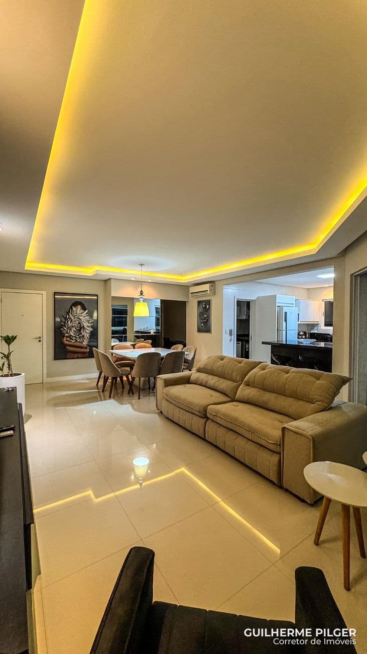 Apartamento no Ed. Ilha da Vitória em Meia Praia — foto 1