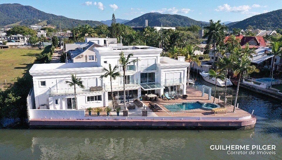 Mansão com píer para barcos no Condomínio Marina em Camboriú — foto 1