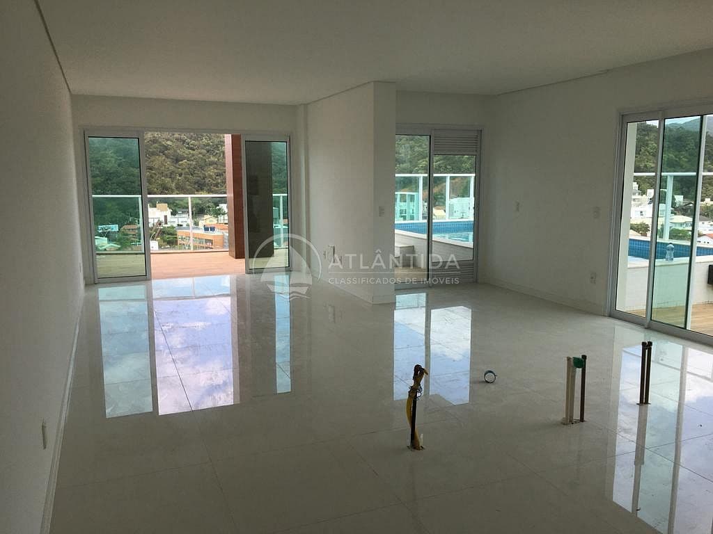 Cobertura na Praia Brava com 4 suítes e 5 garagens — foto 1