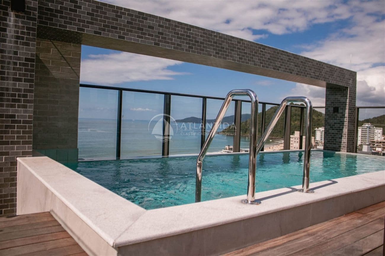 Apartamento com 3 suítes e 2 garagens na Praia Brava — foto 1