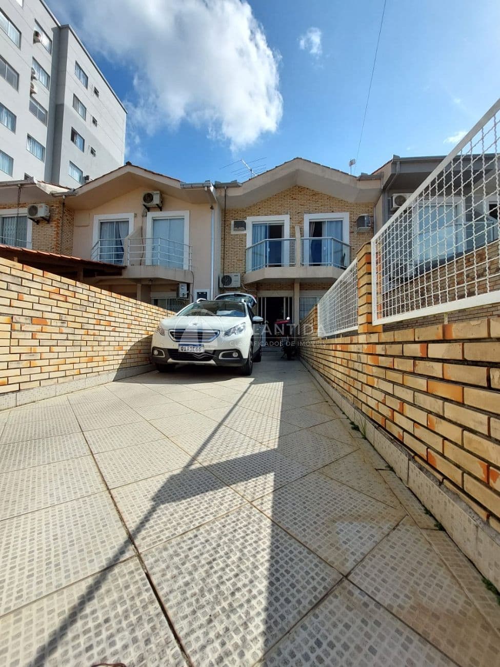 Sobrado com 03 dormitórios - Centro - Camboriú — foto 1