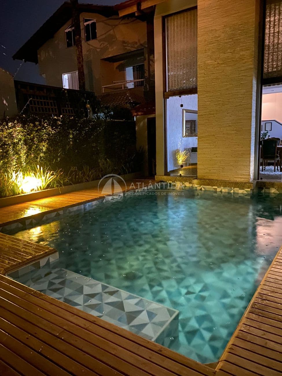 Sobrado com 5 suítes na Praia dos Amores — foto 1