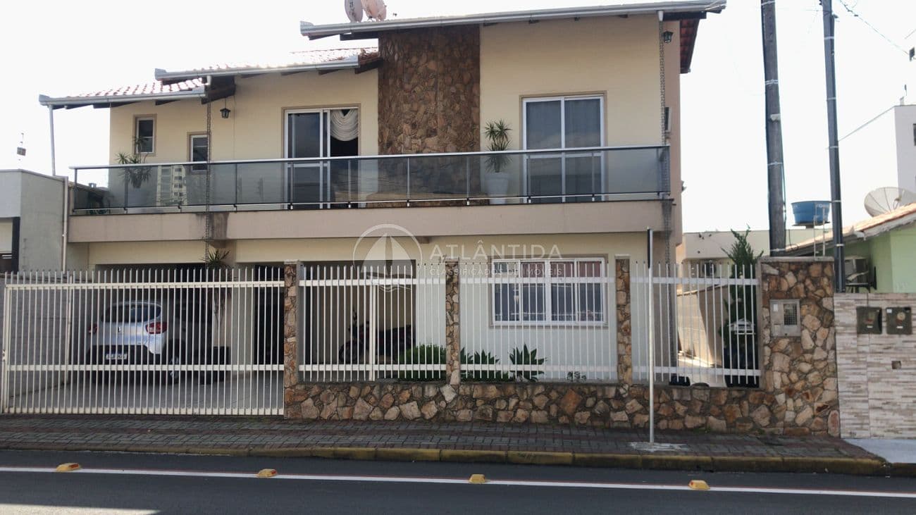 Casa 4 dormitórios e piscina - Centro - Camboriú — foto 1