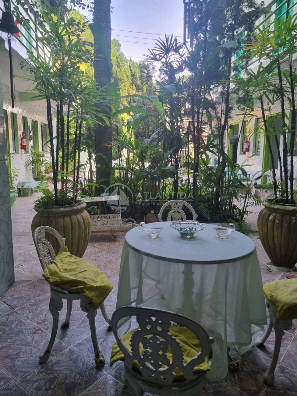 Sobrado / Terreno na Avenida Principal da Praia dos Amores — foto 1