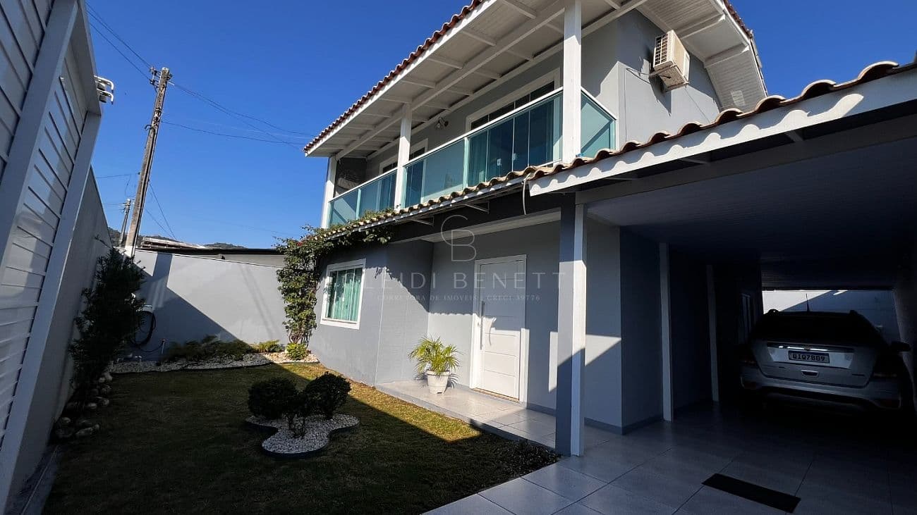 Casa de 3 dormitórios no bairro Espinheiros — foto 1