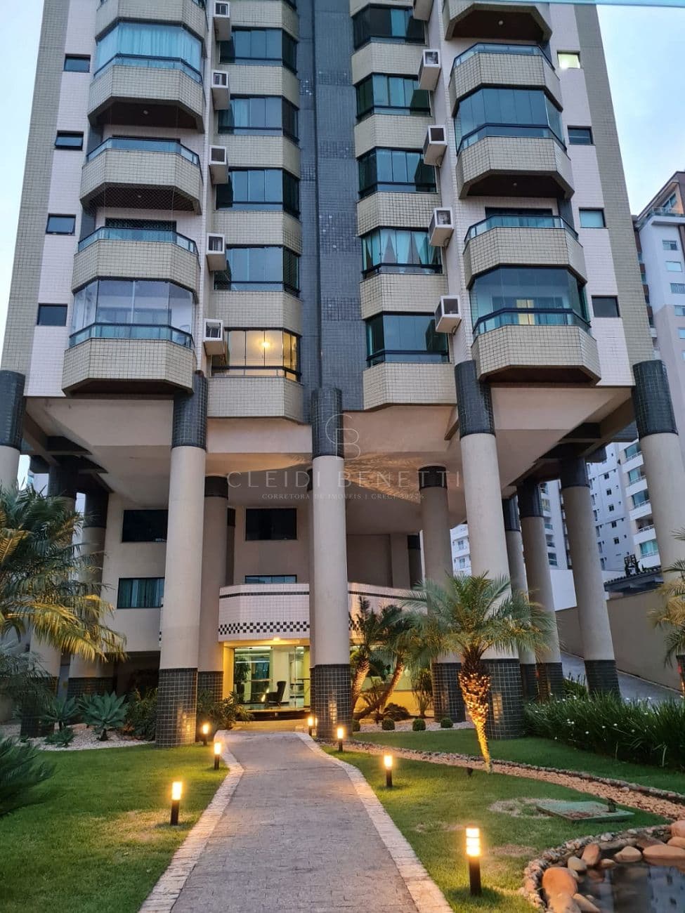 Apartamento com 3 suítes no Centro de ITAJAÍ — foto 1