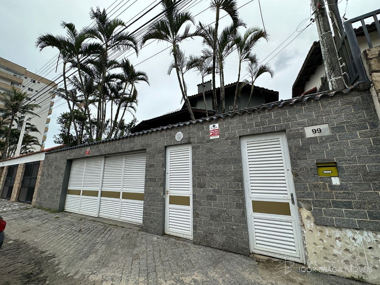 EXCELENTE CASA COM PISCINA, À 50m DO MAR E AMPLA — foto 1