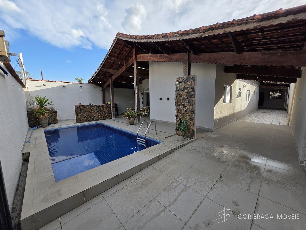 EXCELENTE CASA COM PISCINA, FINO ACABAMENTO E AMPLA — foto 1