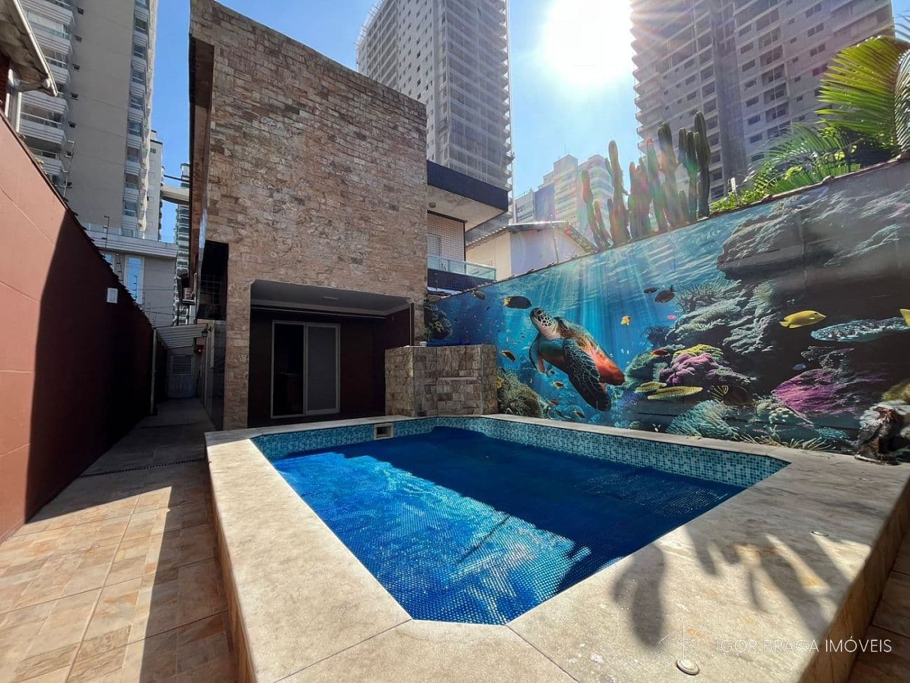 EXCELENTE CASA COM PISCINA, FINO ACABAMENTO E AMPLA — foto 1
