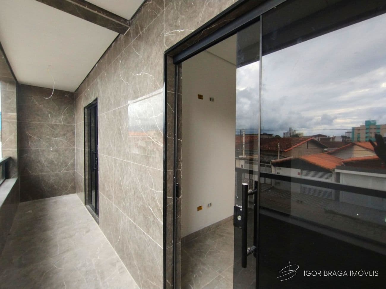 EXCELENTE CASA EM CONDOMÍNIO, FINO ACABAMENTO E À 800M DO MAR — foto 1