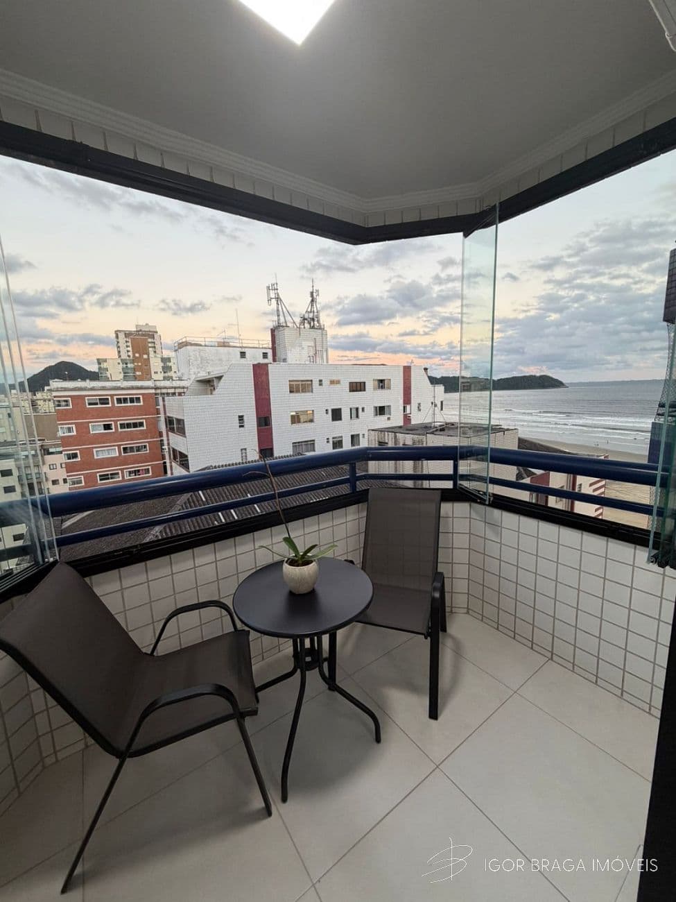 BELÍSSIMO APARTAMENTO, AMPLO E À 10M DO MAR — foto 1