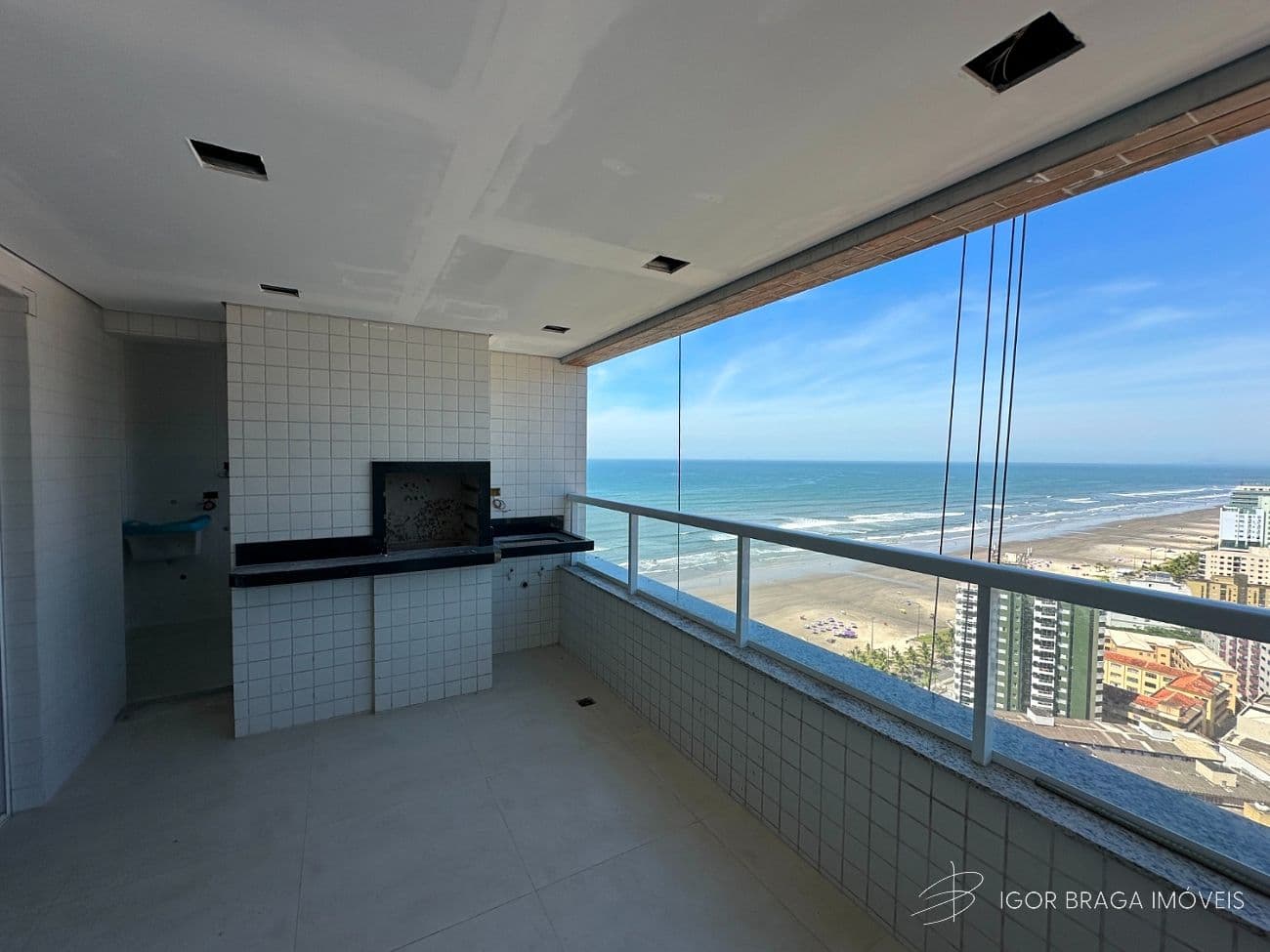 BELÍSSIMO APARTAMENTO, À 50m DO MAR E LAZER COMPLETO — foto 1