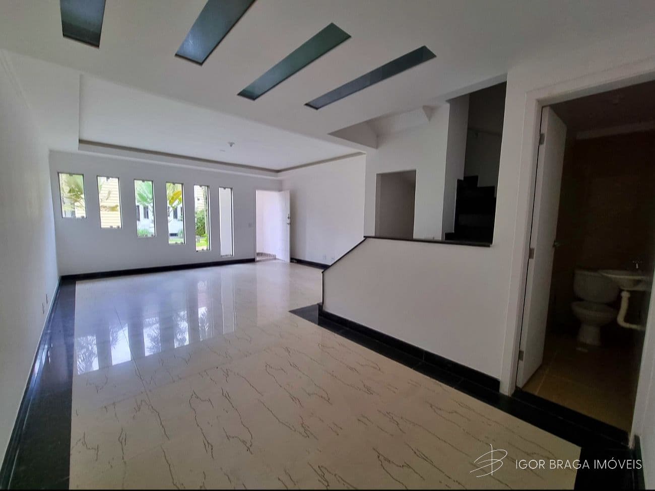 EXCELENTE CASA EM CONDOMÍNIO, À 600M DO MAR E LAZER COMPLETO — foto 1