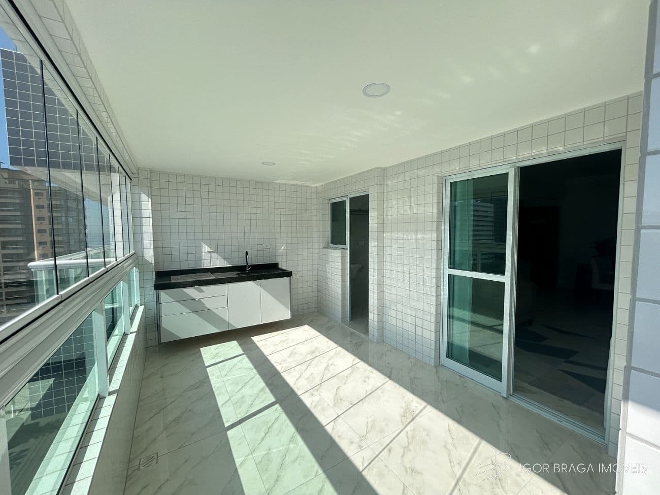 BELÍSSIMO APARTAMENTO, À 50m DO MAR E LAZER COMPLETO — foto 1