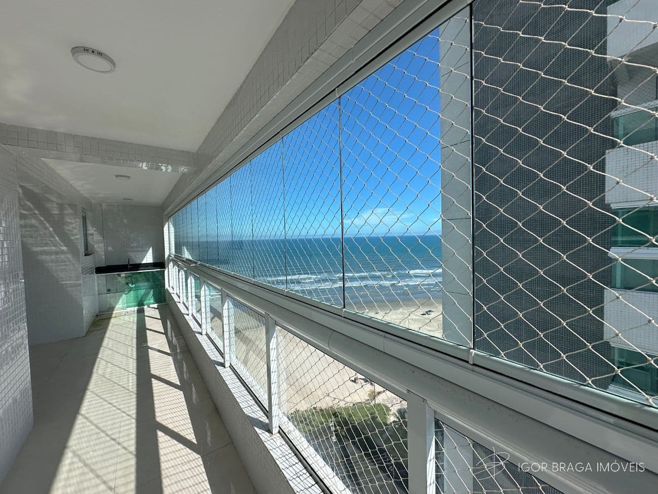 BELÍSSIMO APARTAMENTO, FRENTE MAR E ALTO PADRÃO — foto 1