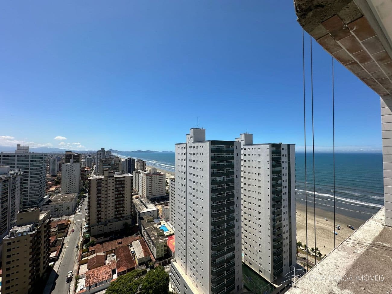 BELÍSSIMO APARTAMENTO, À 50m DO MAR E LAZER COMPLETO — foto 1