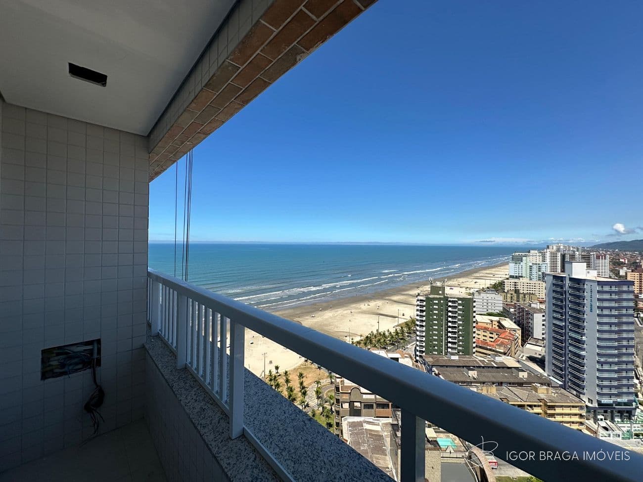 BELÍSSIMO APARTAMENTO, À 50m DO MAR E LAZER COMPLETO — foto 1