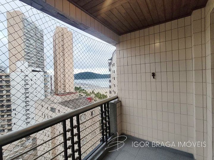 BELÍSSIMO APARTAMENTO, PRÉDIO FRENTE MAR E VISTA LIVRE — foto 1