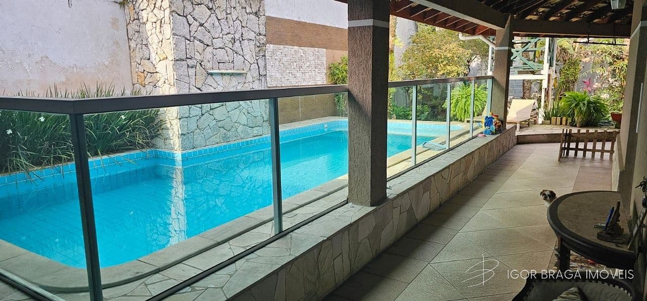 EXCELENTE CASA COM PISCINA, FINO ACABAMENTO, AMPLA E À 800m DO MAR — foto 1