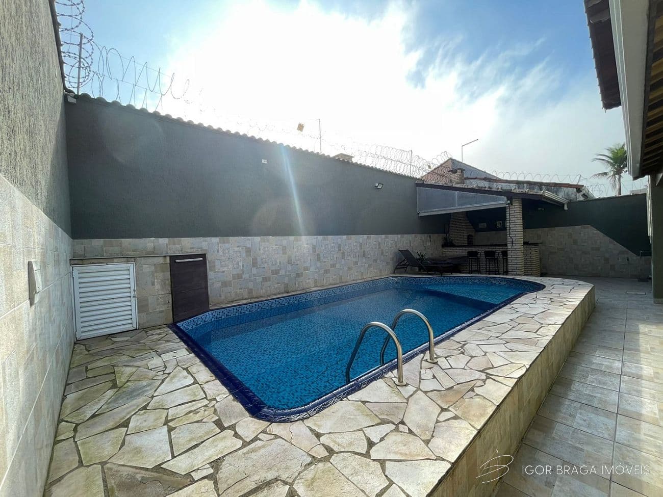 EXCELENTE CASA COM PISCINA, AMPLA E À 150M DO MAR — foto 1