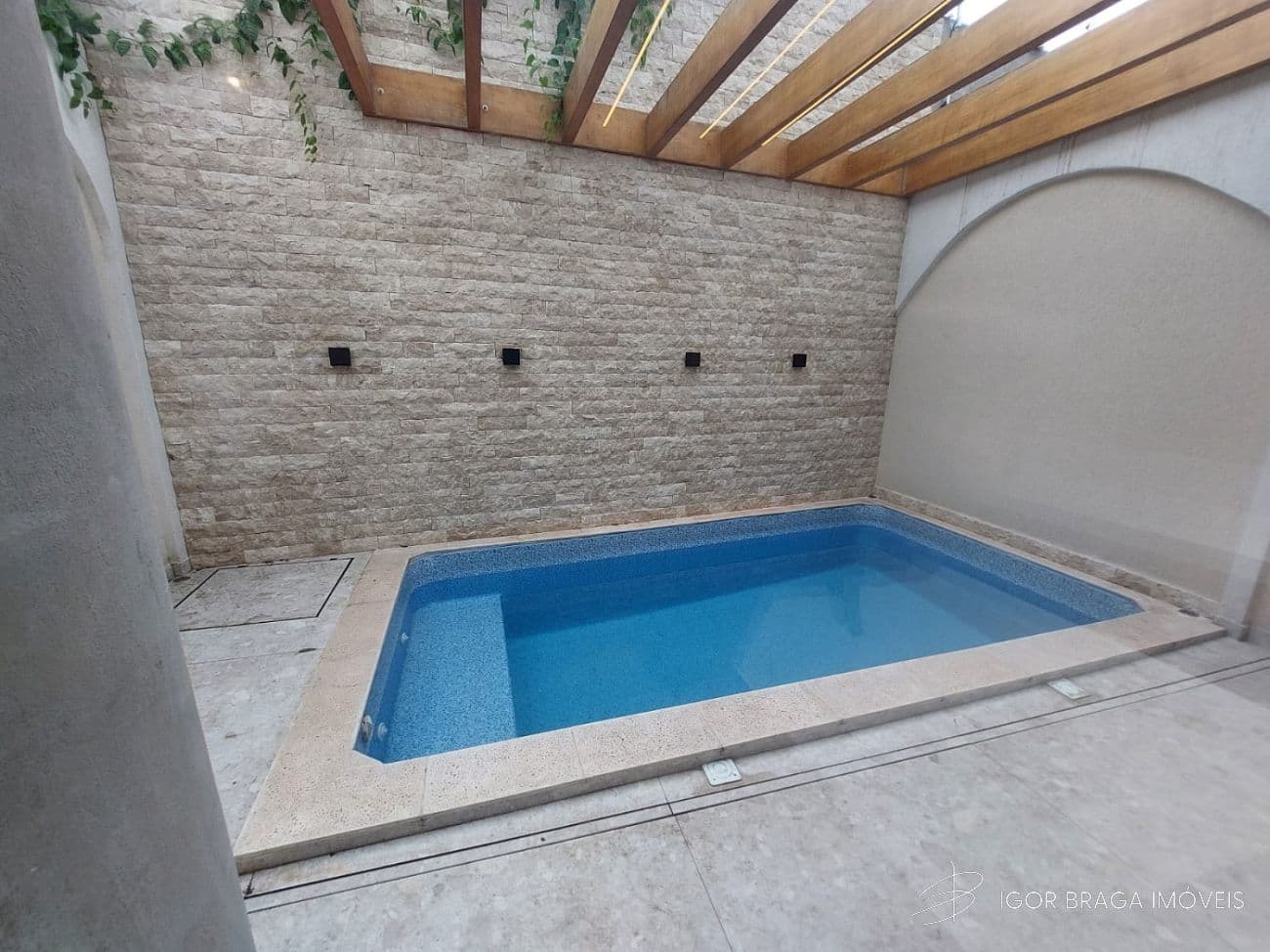 EXCELENTE CASA COM PISCINA, AMPLA E FINO ACABAMENTO — foto 1