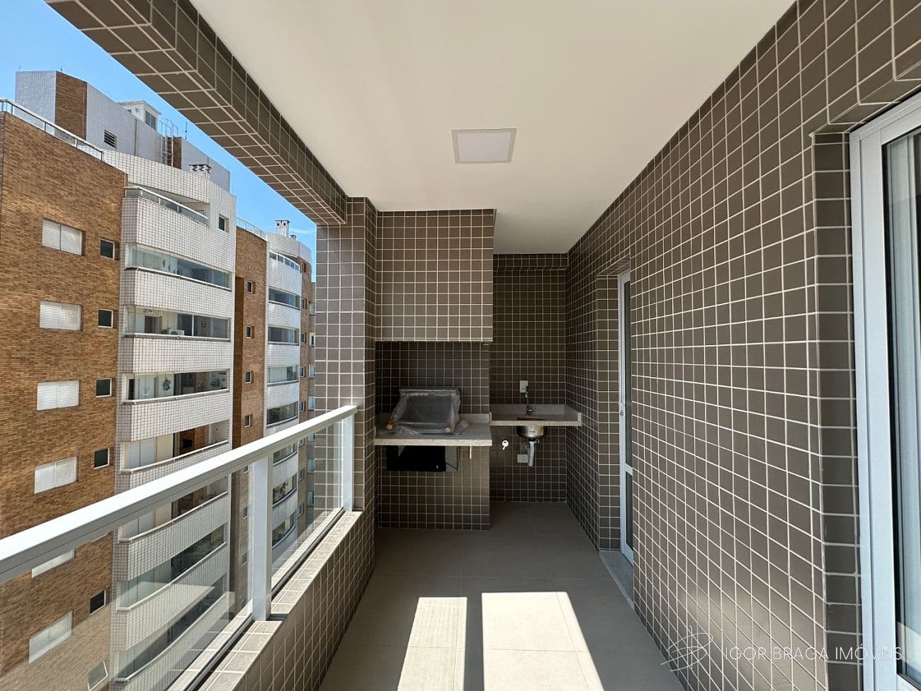 BELISSÍMO APARTAMENTO, À 50m DO MAR E LAZER COMPLETO — foto 1
