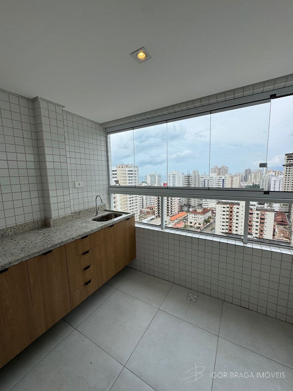 EXCELENTE APARTAMENTO, À 300M DO MAR E LAZER COMPLETO — foto 1
