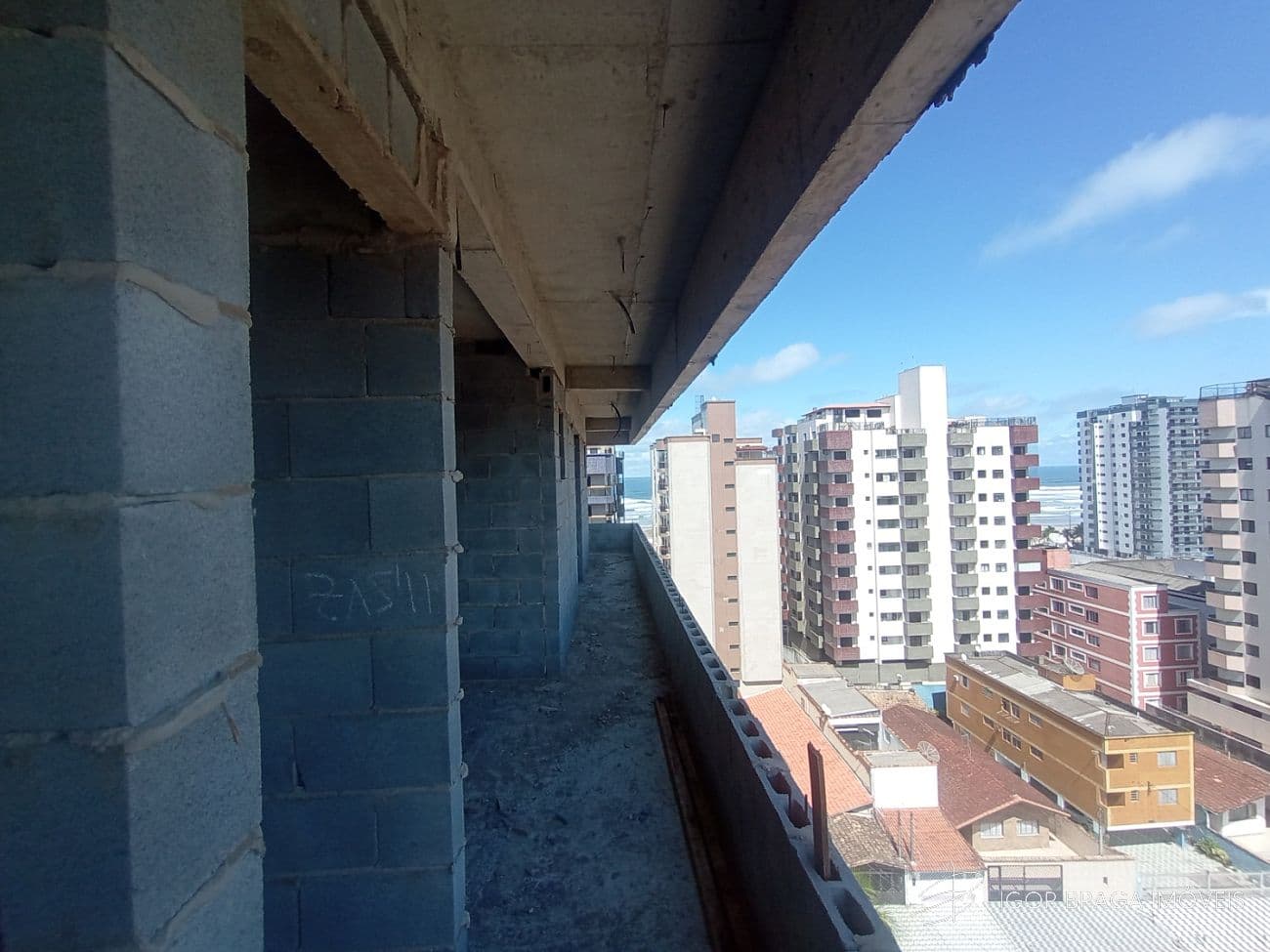 BELÍSSIMO APARTAMENTO, À 150m DO MAR E LAZER — foto 1