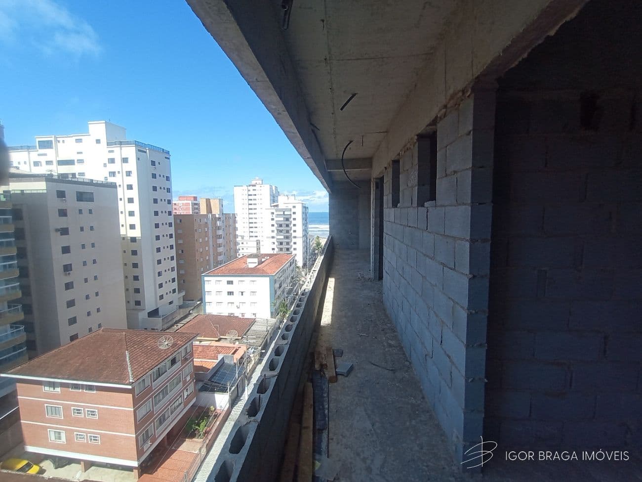 BELÍSSIMO APARTAMENTO, À 150m DO MAR E LAZER — foto 1