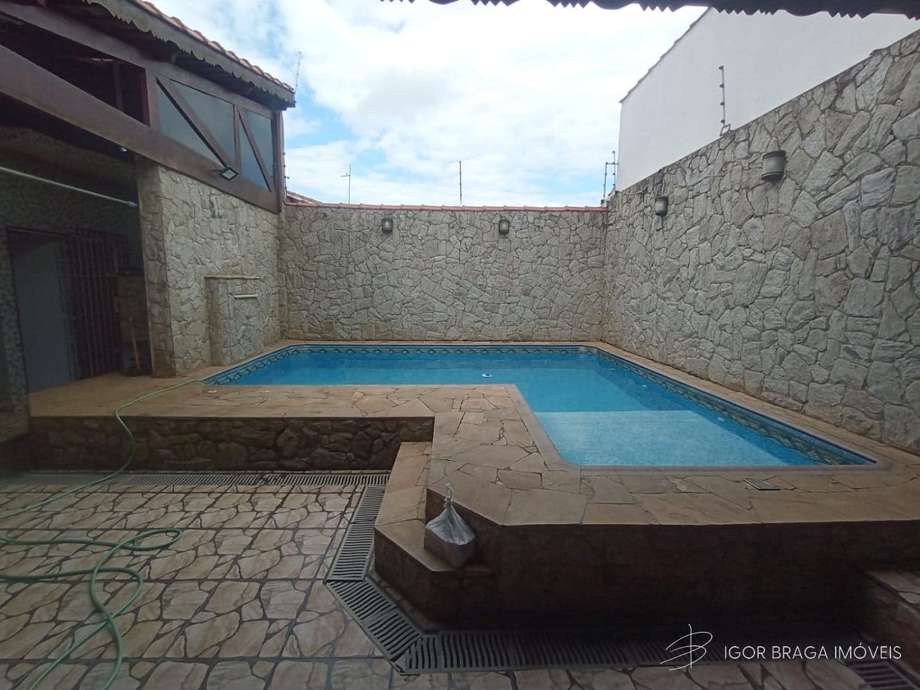 BELÍSSIMA CASA COM PISCINA, AMPLA E À 400M DO MAR — foto 1