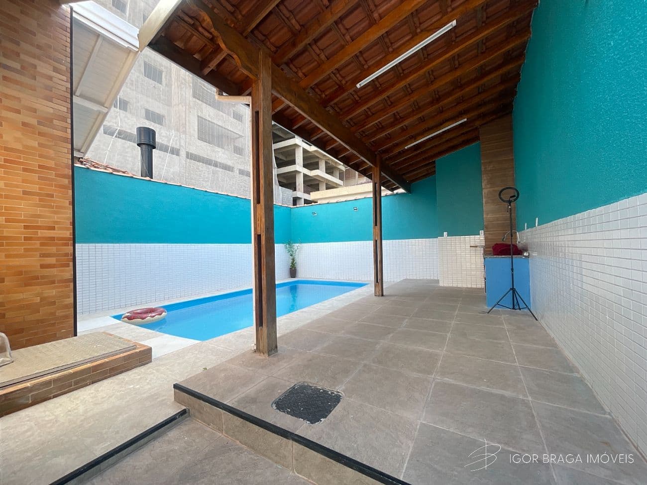 BELÍSSIMA CASA, AMPLA E À 400M DO MAR — foto 1