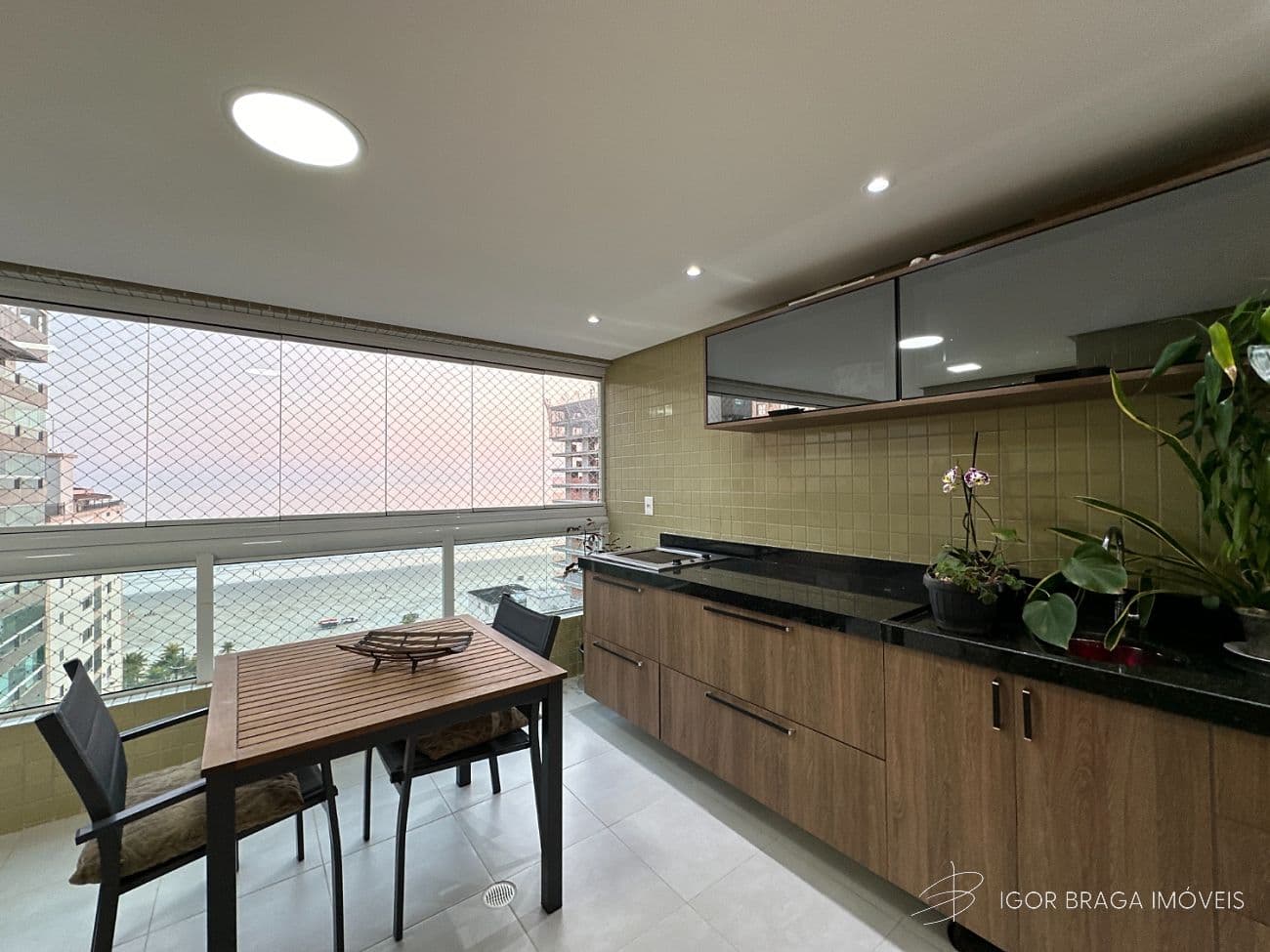 EXCELENTE APARTAMENTO À 150m DO MAR E LAZER COMPLETO — foto 1