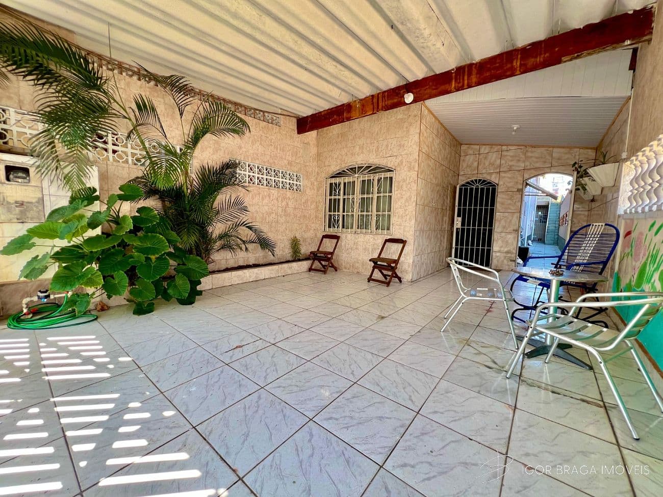 BELÍSSIMA CASA, AMPLA E À 250M DO MAR — foto 1