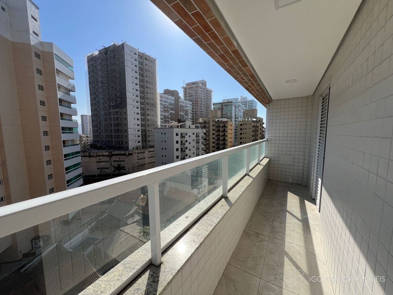 EXCELENTE APARTAMENTO, FINO ACABAMENTO E À 150M DO MAR — foto 1