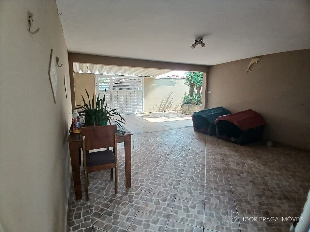 BELÍSSIMA CASA, AMPLA E À 400M DO MAR — foto 1