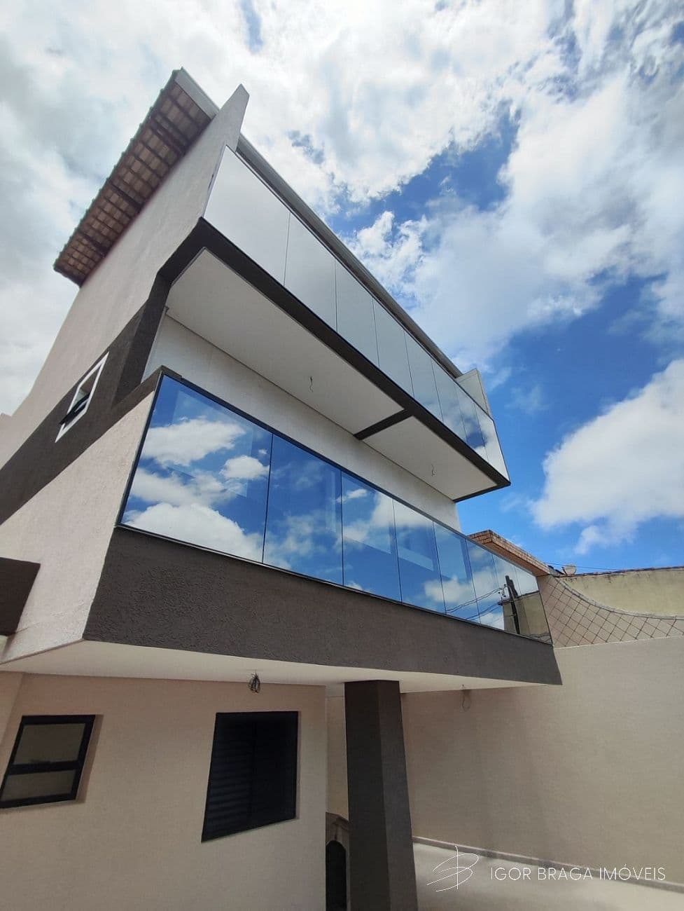 BELÍSSIMA CASA EM CONDOMÍNIO, FINO ACABAMENTO E À 950M DO MAR — foto 1