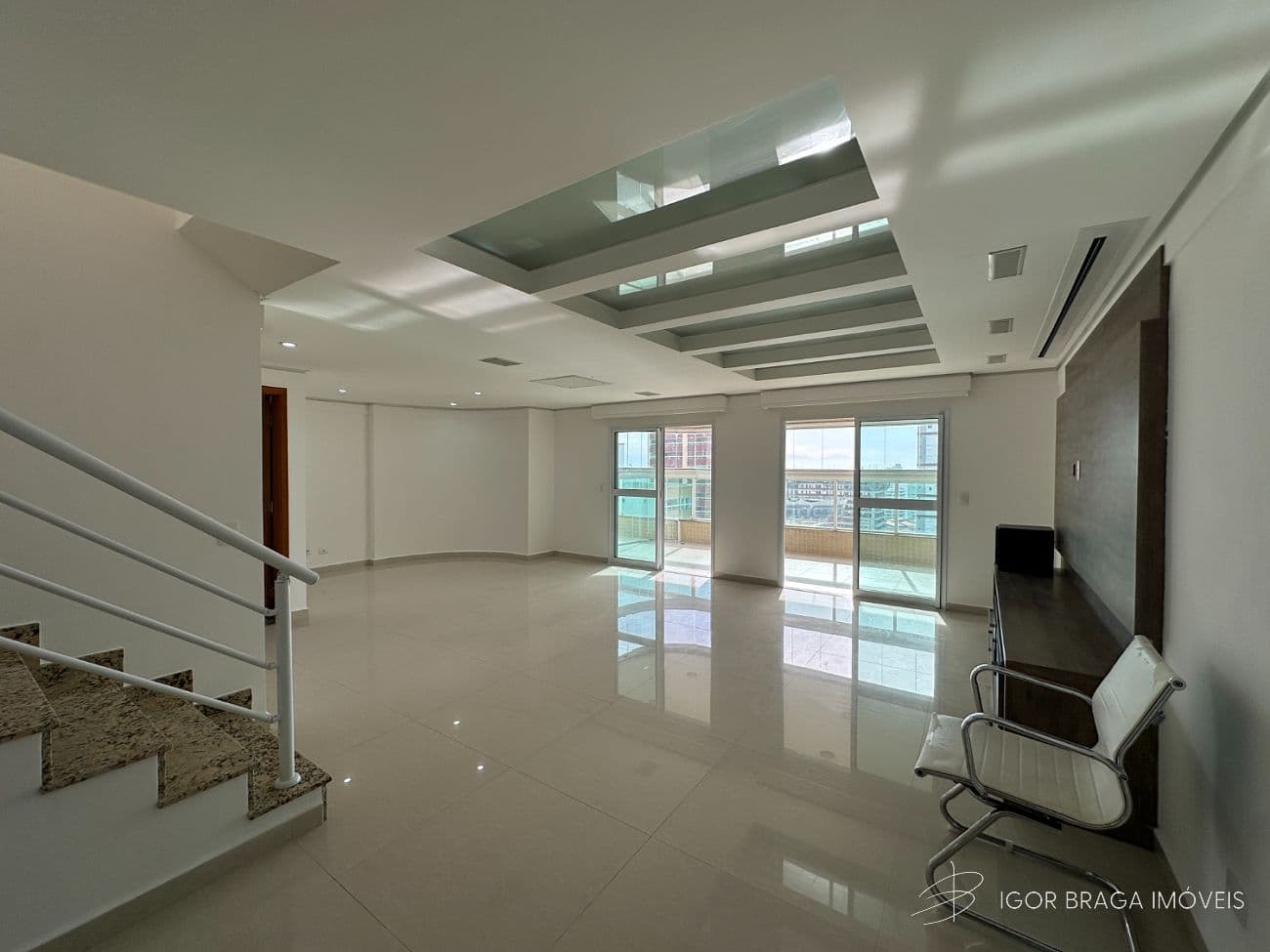 BELÍSSIMO APARTAMENTO, AMPLO, FINO ACABAMENTO E LAZER COMPLETO — foto 1