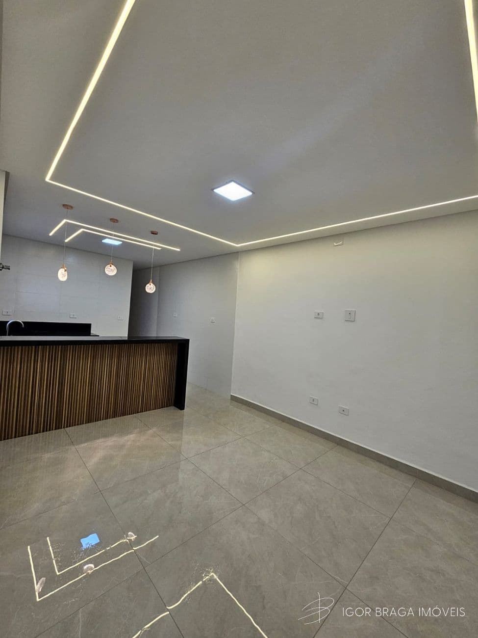 EXCELENTE CASA GEMINADA, AMPLA E FINO ACABAMENTO — foto 1